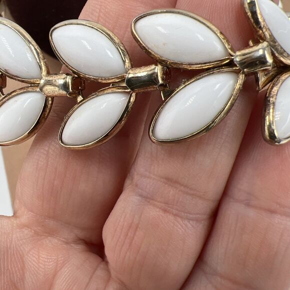 Vintage Designer Signed Trifari Milk Glass Gold Tone Necklace 17" Adjustable - Picture 2 of 5